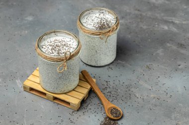 Sağlıklı kahvaltı. Chia tohumu pudingi. Chia tohumlu yoğurt sağlıklı süper yiyecek. Cam kavanozlarda süzme peynirli smoothie. metin için yer.