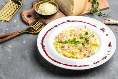 Izgara karidesli makarna, beşamel sosu, peynir ve mikroyeşil, İtalyan mutfağı, pankart, menü, yazı için tarif yeri, üst görünüm.