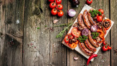Barbekü menüsü. Tahta tahtada sebzeli leziz bbq aperatifleri ızgara et çeşitleri. afiş, menü, metin için tarif yeri, üst görünüm.