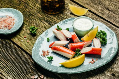 Tahta tahtada taze dilimlenmiş yengeç dilimleri Surimi. Yemeye hazır. Yemek tarifi geçmişi. Kapat..