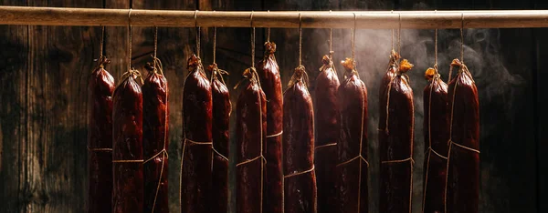 Fumigação Tradicional Comida Tradicional Salsichas Defumadas Carne Salsichas Fumam Num — Fotografia de Stock