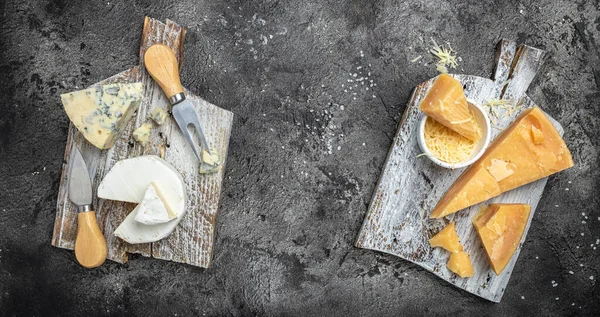 Parmesan Peyniri Farklı Peynirlerden Oluşan Bir Parça Dor Blu Koyu — Stok fotoğraf