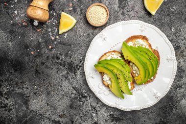 Sağlıklı kahvaltı. Avokado, haşlanmış yumurta, yumuşak peynir ve kabak çekirdekli tam buğday ekmeği. Lezzetli kahvaltı ya da atıştırmalık, temiz yemek, diyet, vejetaryen yemek konsepti. en üstteki görünüm.