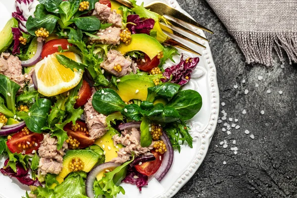 Ton balıklı salata, marul, vişneli domates, avokado ve kırmızı soğan. Süper yiyecek konsepti. Sağlıklı, temiz yeme konsepti. Vejetaryen ya da glütensiz diyet. Üst görünüm.