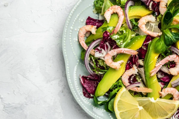 Karidesli sağlıklı deniz ürünleri salatası, avokado dilimleri taze yeşiller, sağlıklı yiyecekler. Süper yiyecek konsepti. Temiz yeme konsepti. Vejetaryen ya da glütensiz diyet. metin için yer,