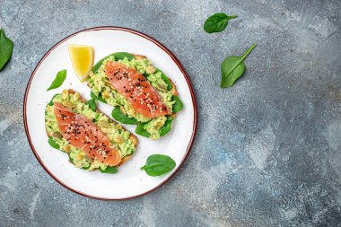 Avokado ezmeli ve somonlu tam tahıllı ekmek. Keto Paleo diyeti. Restoran menüsü, diyet, yemek kitabı tarifi üst görünümü.