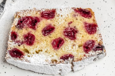 Hafif bir dilim kek taze organik doğal malzemeler tatlı ikram. Beyaz masada ev yapımı kek ya da şifonlu kek. Ev yapımı fırın konsepti, metin yeri, üst görünüm.