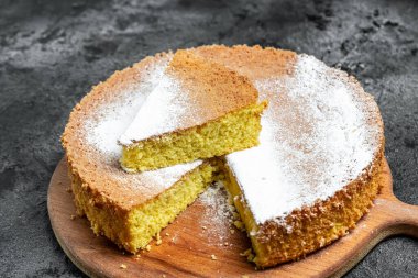 Bisküvi keki. Ev yapımı klasik kek ya da bisküvi. Fırının arka plan konsepti. Metin için pankart, menü tarifi yeri.