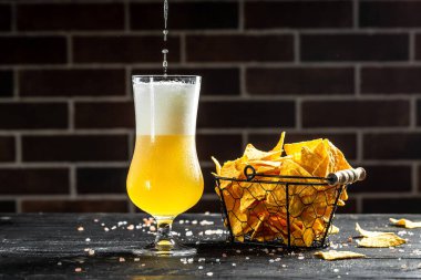 Bira yapmak, bira içmek, bira içmek için büyük bir bardağa dolgu köpüğü ve abur cubur doldurmak. metin için yer,