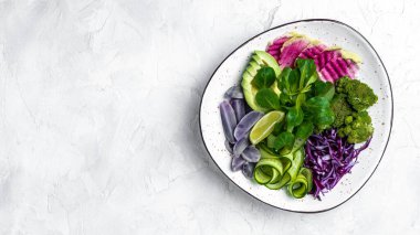 Tatlı patates, brokoli, avokado, mor lahana, salatalık, karpuz turpu ve bademli sebze salatası. Buda kasesi. Temiz yemek, diyet yemek konsepti. en üstteki görünüm.