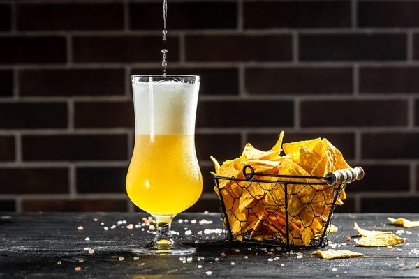 Bira yapmak, bira içmek, bira içmek için büyük bir bardağa dolgu köpüğü ve abur cubur doldurmak. metin için yer,