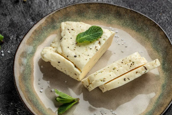 Geleneksel dilimler, naneli Cyhalloumi peyniri. Sağlıklı ekolojik gıda. Yemek tarifi geçmişi. Kapat..