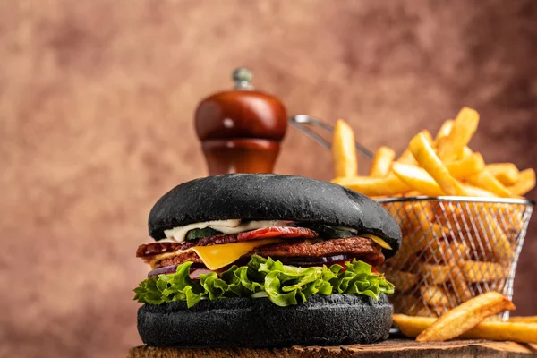 Hamburguesa Casera Con Carne Parrilla Verduras Salsa Sobre Fondo Rústico — Foto de Stock