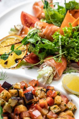 Taze somon peynirli ve sebzeli salata. Asya menüsü. Lezzetli kahvaltı ya da atıştırmalık, temiz yemek, diyet, vejetaryen yemek konsepti. en üstteki görünüm,