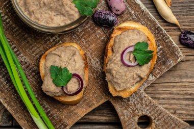 Ev yapımı mantar ve fasulye ezmesi. Meksika mutfağı fasulye ezmesi, cam kavanozda börek. Lezzetli sandviç. sağlıklı vejetaryen yiyecekler, pankart, menü, metin için tarif yeri, üst görünüm,