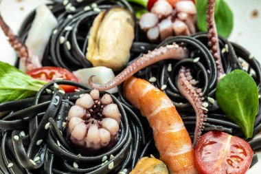 Deniz ürünleri ahtapotlu mürekkep balığı spagettisi, kabuklu midye ve karides. Restoran menüsü, diyet, yemek kitabı tarifi üst görünümü.