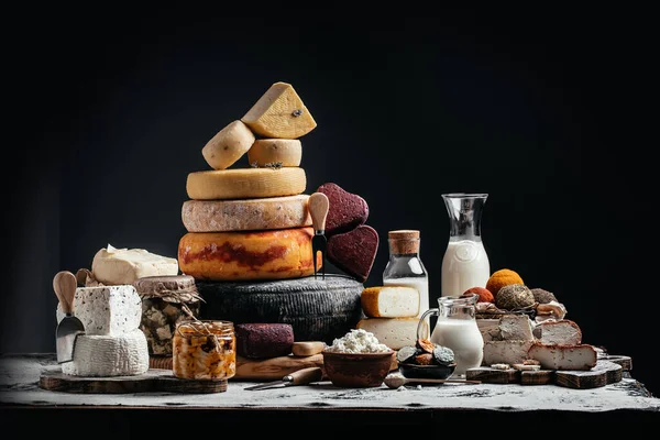 Ellerinde çeşitli peynir türleri var. Keçi peyniri, farklı lezzetli süt ürünleri. Ekoloji ve eko-ürünler, lezzetli ve sağlıklı yiyecekler. pankart, menü, tarif.