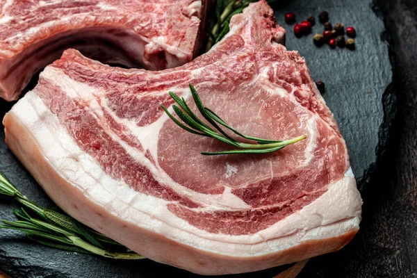 Kaburgalı domuz eti. Çiğ domuz pirzolası. Tenderloin. Entrecote. Organik yiyecekler. en üstteki görünüm.