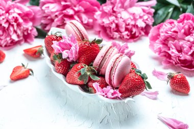 Beyaz arka planda şakayık güllü pembe badem kurabiyesi ya da kurabiye. Pankart, broşür, güzel kartpostal, güzel manzara.,