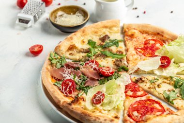 Farklı dolma dilimli pizza seti, bir dilim pizza margherita. Pizza margaritası ve yakın çekim. Yemek tarifi geçmişi,