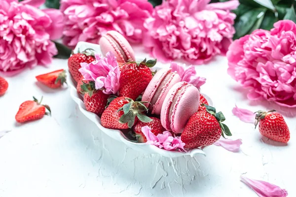 Beyaz arka planda şakayık güllü pembe badem kurabiyesi ya da kurabiye. Pankart, broşür, güzel kartpostal, güzel manzara.,