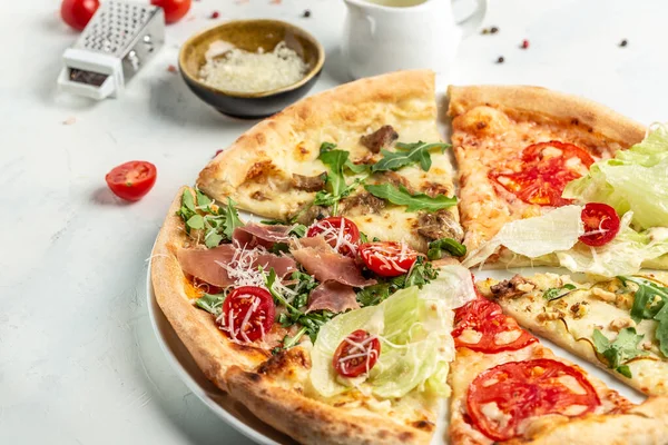Farklı dolma dilimli pizza seti, bir dilim pizza margherita. Pizza margaritası ve yakın çekim. Yemek tarifi geçmişi,
