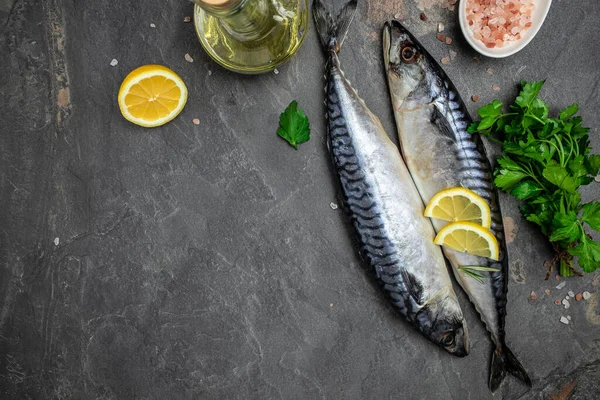 Raw Mackerel Fish Salt Lemon Spices Dark Background Fresh Seafood — Foto Stock