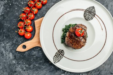 Kırmızı eti ıspanaklı, restoran menüsünde, diyette, yemek kitabı tarifinde göstermek için dilimlenmiş orta pişmiş biftek fileto.,