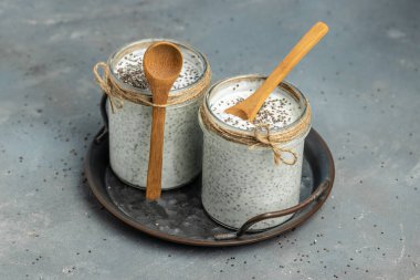 Sağlıklı kahvaltı. Chia tohumu pudingi. Chia tohumlu yoğurt sağlıklı süper yiyecek. Cam kavanozlarda süzme peynirli smoothie. metin için yer.