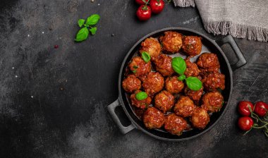Tatlı ve ekşi domates soslu geleneksel baharatlı köfteler. Restoran menüsü, diyet, yemek kitabı tarifi üst görünümü.