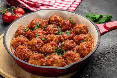 Tatlı ve ekşi domates soslu geleneksel baharatlı köfteler. Restoran menüsü, diyet, yemek kitabı tarifi üst görünümü.