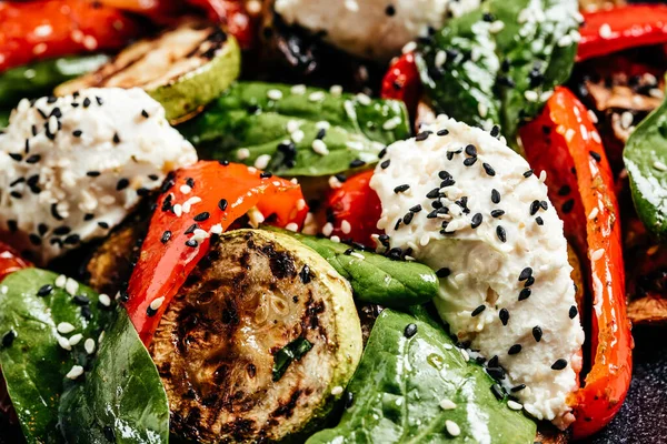 Gegrilde Groenten Salade Rode Paprika Courgette Aubergine Met Spinazie Bladeren — Stockfoto