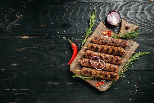 쇠고기 고기에서 막대기에 전통적인 요리입니다 자르고 콘크리트의 배경에 향신료와 토마토 — 스톡 사진