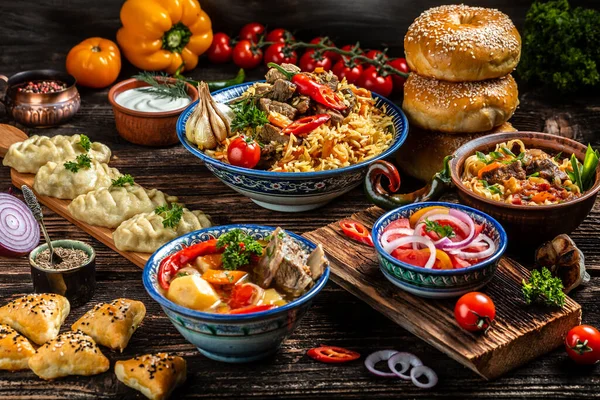 Usbekische Und Zentralasiatische Küche Verschiedene Usbekische Lebensmittel Pilaf Samsa Lagman — Stockfoto