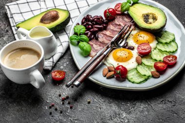 Ketogenik diyet öğün avokado, kızarmış yumurta, pastırma ve fasulye. Sağlıklı besleyici paleo keto kahvaltı diyeti öğle yemeği. Pankart, yemek servisi menü tarifi yeri, metin, üst görünüm.