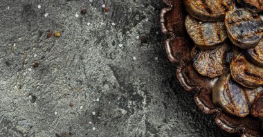 Tatlı mor patates kızartması. Temiz yemek, diyet, vejetaryen yemek konsepti. Üst Manzara. afiş, menü, metin için tarif yeri, üst görünüm.