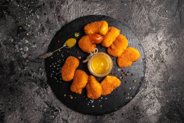 Kızarmış çıtır tavuk nugget ve hardal balı sos, Amerikan sağlıksız kalori yemeği. Lezzetli bir bar tarzı, aperatif, restoran menüsü, üst manzara.,