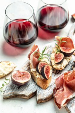 Kanepe ya da kızarmış baget, taze incir, krem peynir ve kırmızı şarapla birlikte crostini. Lezzetli aperatif, ideal aperatif. en üstteki görünüm.