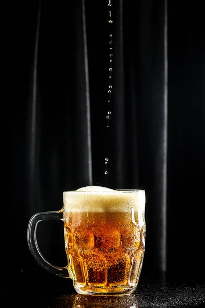 Taza Cerveza Sobre Fondo Oscuro Vidrio Con Espuma Gruesa Lugar — Foto de Stock