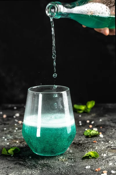Alkolsüz Mavi Içki Siyah Arka Planda Soğuk Renkli Içecekler Yaz — Stok fotoğraf