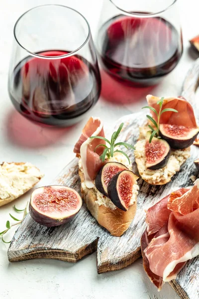 Canape Crostini Toasted Baguette Fresh Figs Cream Cheese Red Wine — Stock Photo, Image