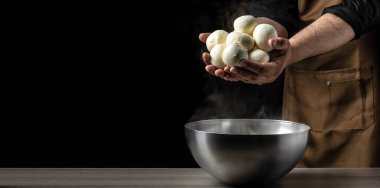 Peynir üreticisi, yeni yapılmış mozzarellayı gösteriyor. Ev yapımı peynir üreticisi caciocavallo üretir. Makarna filata, geleneksel İtalyan mozzarellası..