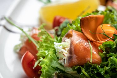 Taze somon peynirli ve sebzeli salata. Asya menüsü. Lezzetli kahvaltı ya da atıştırmalık, temiz yemek, diyet, vejetaryen yemek konsepti. en üstteki görünüm,