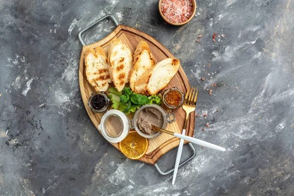 Ev yapımı ördek ciğeri ve kırmızı soğan reçeli. Gurme aperatifler, çeşitli İtalyan aperatifleri bruschetta. afiş, menü, metin için tarif yeri, üst görünüm.