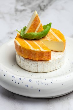 Bir set Camembert, Brie, Gorgonzola peyniri fesleğen yapraklı ve vişneli domatesli. dikey görüntü. Üst Manzara. metin için yer.