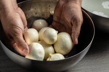 Peynir üreticisi, yeni yapılmış mozzarellayı gösteriyor. Ev yapımı peynir üreticisi caciocavallo üretir. Makarna filata, geleneksel İtalyan mozzarellası..