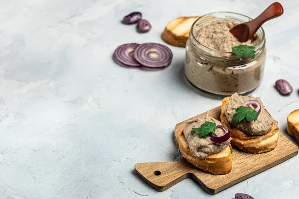 Ev yapımı mantar ve fasulye ezmesi. Meksika mutfağı fasulye ezmesi, cam kavanozda börek. Lezzetli sandviç. sağlıklı vejetaryen yiyecekler, pankart, menü, metin için tarif yeri, üst görünüm,