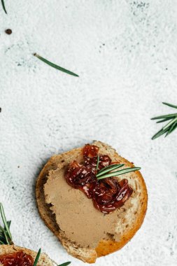 Ev yapımı ördek ciğeri ezmesi ve arka planda kırmızı soğan reçeli. Gurme aperatifler, çeşitli İtalyan aperatifleri bruschetta. dikey görüntü. Üst Manzara. metin için yer.