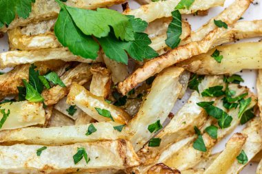 Kızarmış Havuç tabağı tabakta. Lezzetli vejetaryen kahvaltısı ya da atıştırmalık, temiz yemek, diyet, vejetaryen yemek konsepti. Yemek tarifi geçmişi. Kapat..