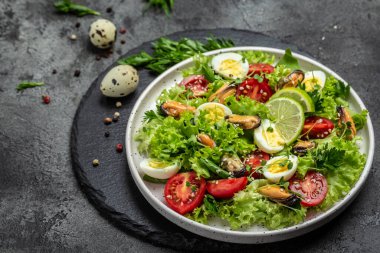 Midyeli taze salata, bıldırcın, yumurta, eşlenik, limon, ıspanak, marul, vişneli domates ve mikroyeşil. Beslenme salatası. Metin ve üst görünüm için pankart menüsü tarifi yeri.